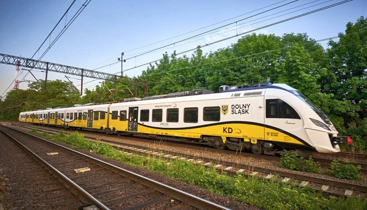 Wracają sezonowe pociągi Kolei Dolnośląskich do Skalnego Miasta 