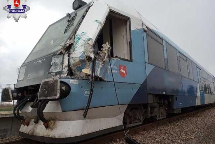 Wjechał ciężarówką pod szynobus. 3 tys. zł mandatu Wjechał ciężarówką pod szynobus. 3 tys. zł mandatu