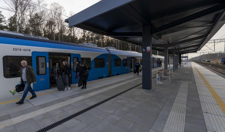 Nowe perony w Bierzwinku i Rębuszu na linii Poznań – Szczecin [zdjęcia]