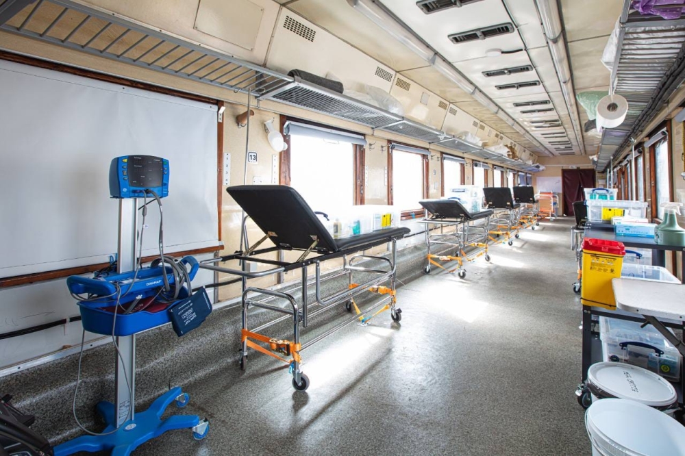Nowy pociąg medyczny Kolei Ukraińskich ewakuuje już rannych [zdjęcia]