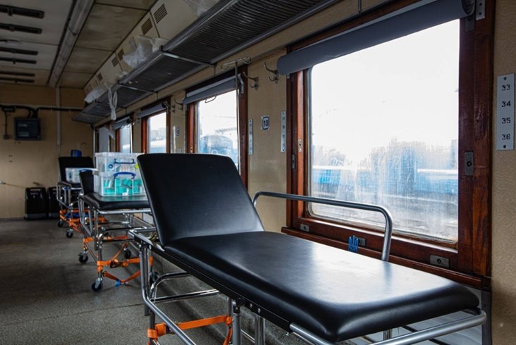 Nowy pociąg medyczny Kolei Ukraińskich ewakuuje już rannych [zdjęcia]