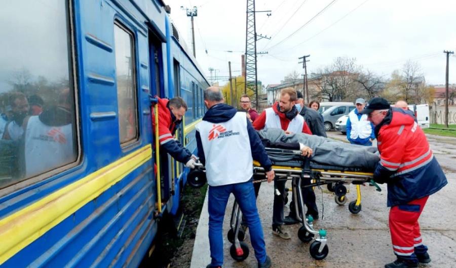 Nowy pociąg medyczny Kolei Ukraińskich ewakuuje już rannych [zdjęcia]