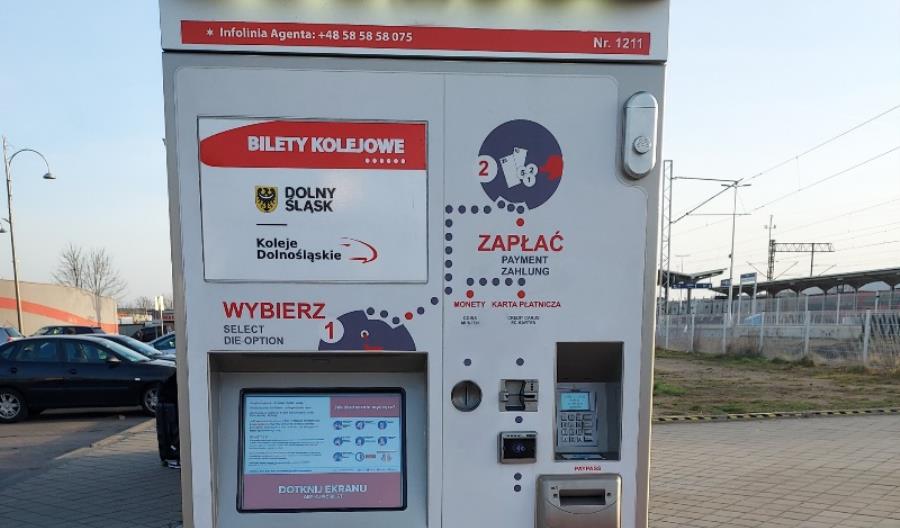 Koleje Dolnośląskie postawiły na stacjach biletomaty... wymontowane z Impulsów