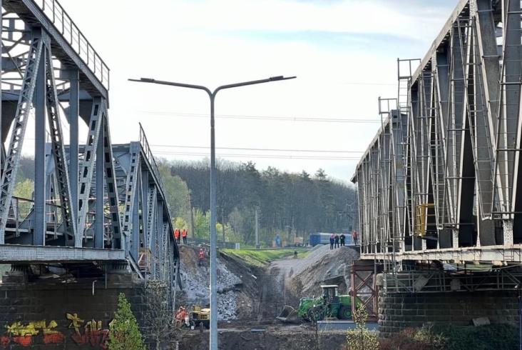 Ponownie jeżdżą pociągi Kijów – Irpień. Dzięki odbudowie zniszczonego mostu Ponownie jeżdżą pociągi Kijów – Irpień. Dzięki odbudowie zniszczonego mostu