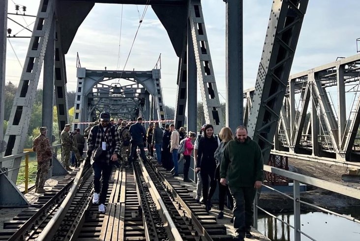 Ponownie jeżdżą pociągi Kijów – Irpień. Dzięki odbudowie zniszczonego mostu