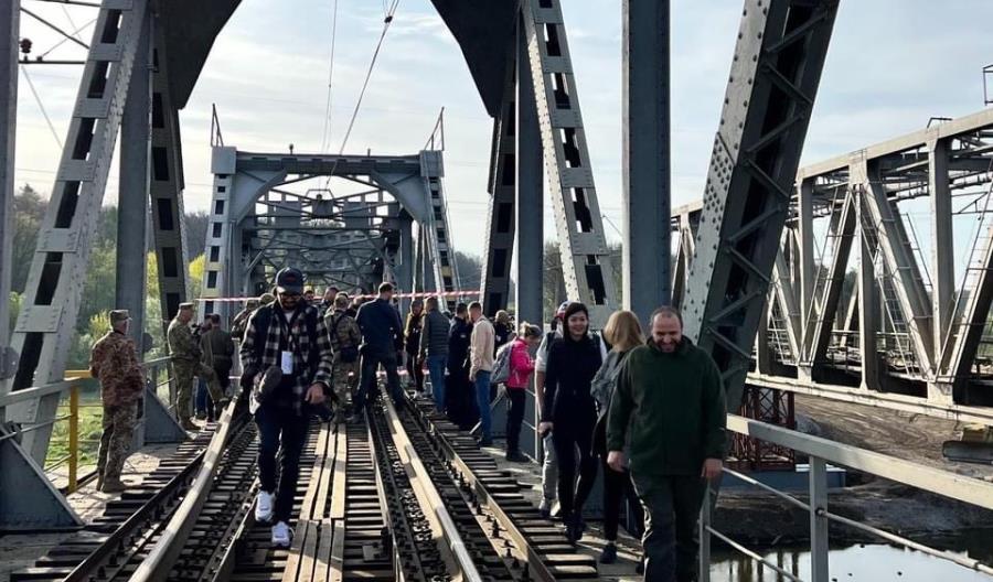 Ponownie jeżdżą pociągi Kijów – Irpień. Dzięki odbudowie zniszczonego mostu