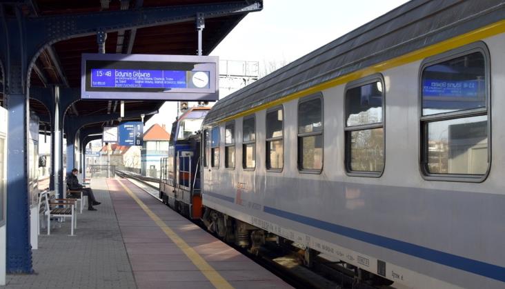 Odwołane pociągi i autobus z wybitą szybą. Gorzowianie nie mają łatwo