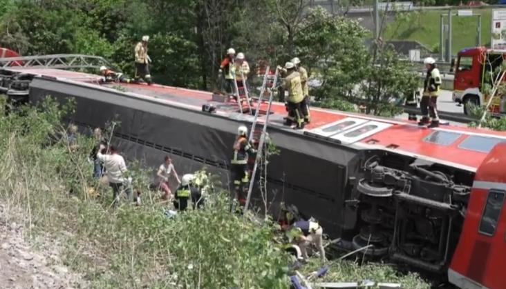 Katastrofa piętrowego pociągu w Niemczech. Są zabici i ranni [aktualizacja]