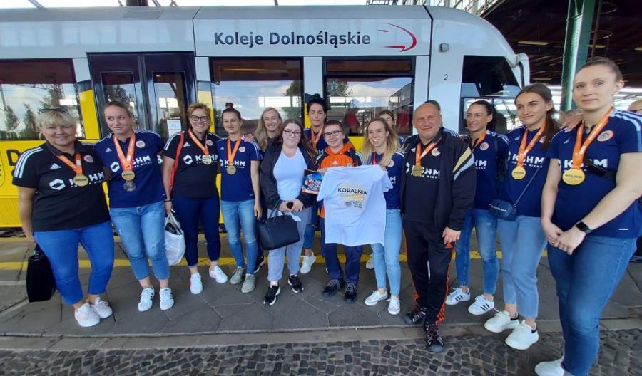 Piłkarki spotkały się z kibicami w pociągu Kolei Dolnośląskich