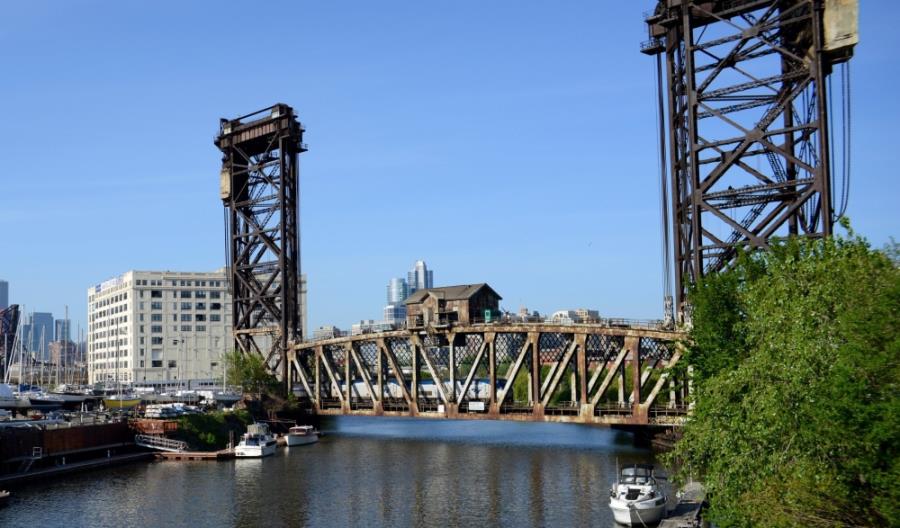 USA: Kolejarze chłodzą zabytkowy most podnoszony