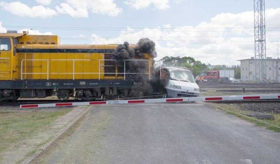 Spektakularne zderzenie lokomotywy z samochodem w ramach kampanii społecznej [zdjęcia]