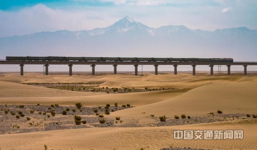 Chiny oddały do ruchu kolejowy ring wokół pustyni Takla Makan