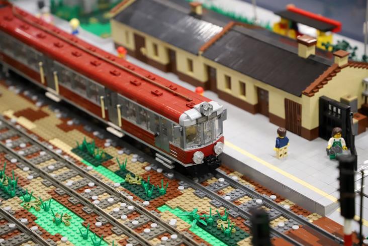 EN57 z klocków Lego na makiecie w Stacji Muzeum EN57 z klocków Lego na makiecie w Stacji Muzeum