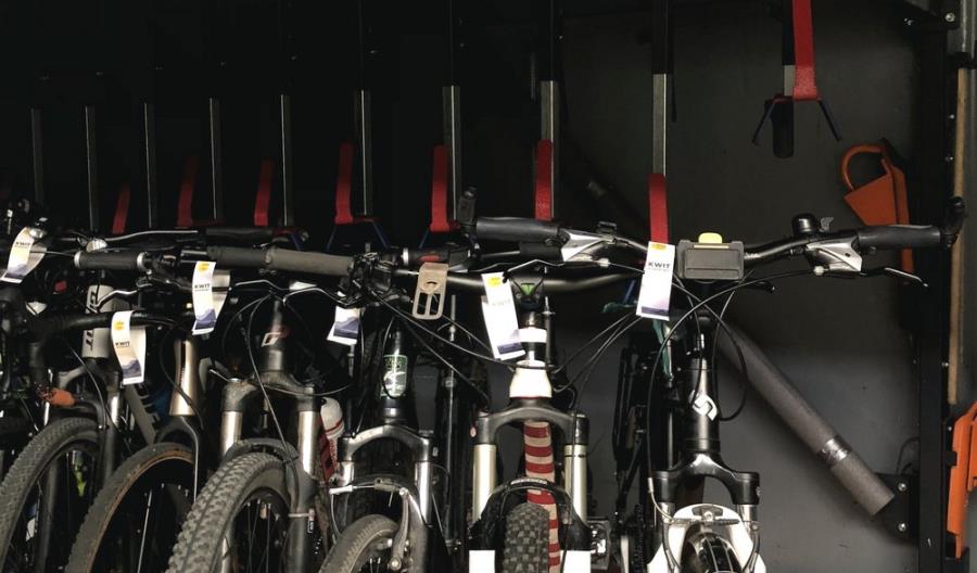 Wagony rowerowe Kolei Dolnośląskich wyruszyły na linie z rowerzystami [zdjęcia]