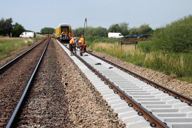 Prace torowe między Zamościem a Hrubieszowem. PLK wykorzystuje materiały staroużyteczne Prace torowe między Zamościem a Hrubieszowem. PLK wykorzystuje materiały staroużyteczne