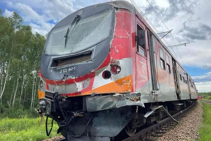 Kierowca auta dostawczego wjechał pod EN57 w Dąbrowie Górniczej Kierowca auta dostawczego wjechał pod EN57 w Dąbrowie Górniczej