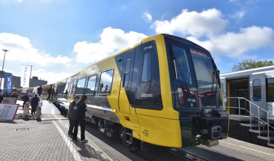 Z Siedlec do miasta Beatlesów. Bateryjna kolej miejska w Liverpoolu na Innotrans [zdjęcia]