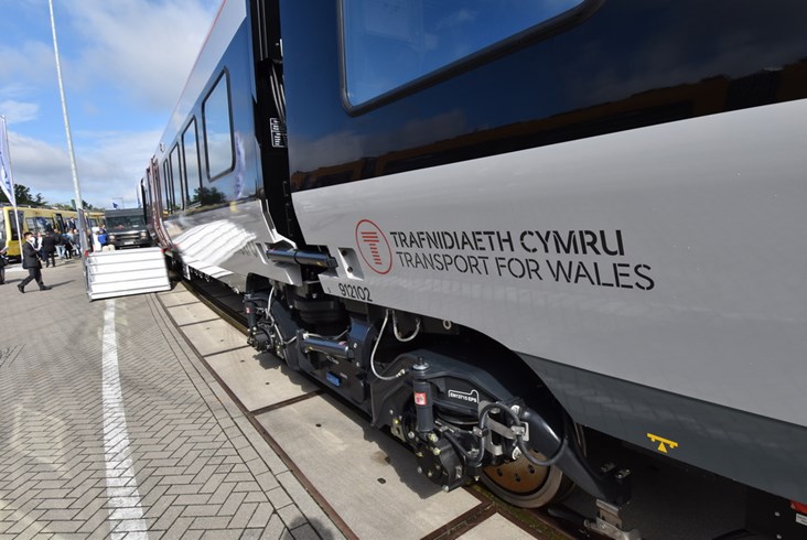 Elektryczny Flirt dla Walii z dieslowskim silnikiem i bateriami na Innotrans 2022 (zdjęcia)