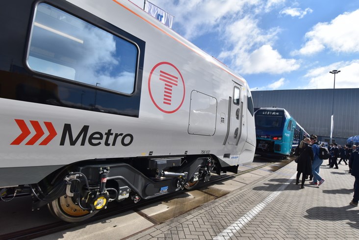Elektryczny Flirt dla Walii z dieslowskim silnikiem i bateriami na Innotrans 2022 (zdjęcia)