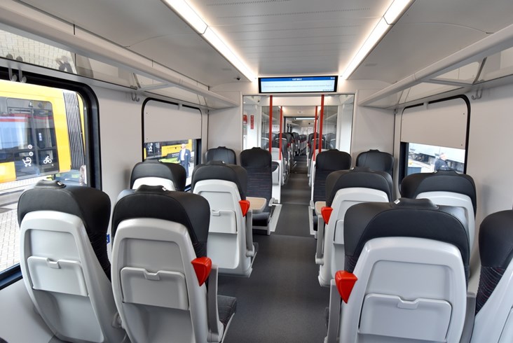 Elektryczny Flirt dla Walii z dieslowskim silnikiem i bateriami na Innotrans 2022 (zdjęcia)