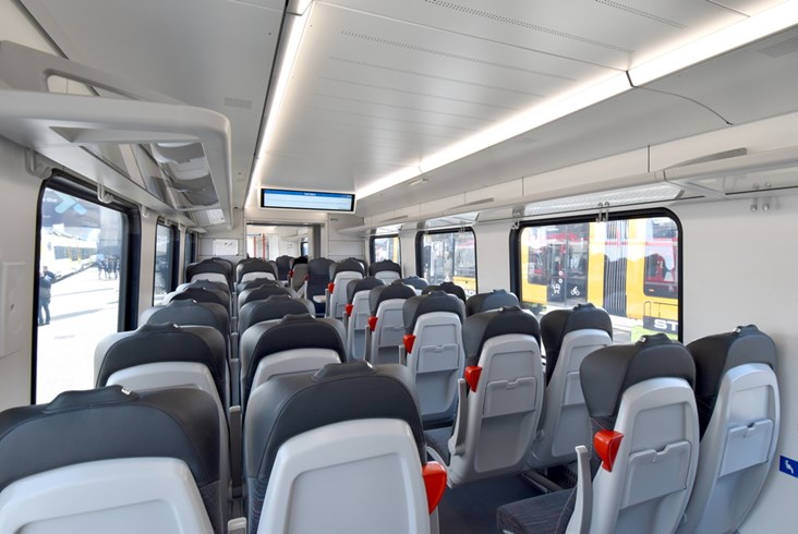 Elektryczny Flirt dla Walii z dieslowskim silnikiem i bateriami na Innotrans 2022 (zdjęcia)