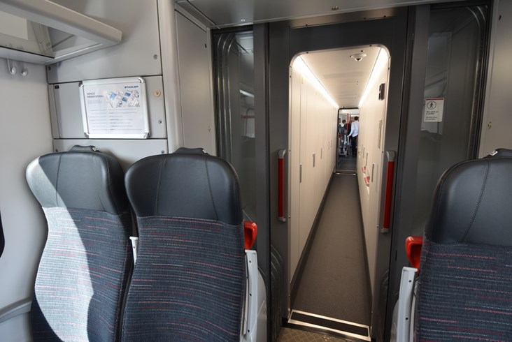 Elektryczny Flirt dla Walii z dieslowskim silnikiem i bateriami na Innotrans 2022 (zdjęcia)
