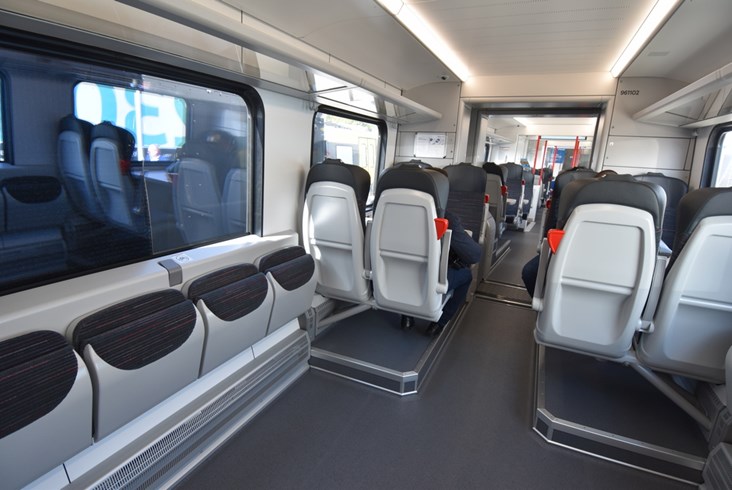 Elektryczny Flirt dla Walii z dieslowskim silnikiem i bateriami na Innotrans 2022 (zdjęcia)