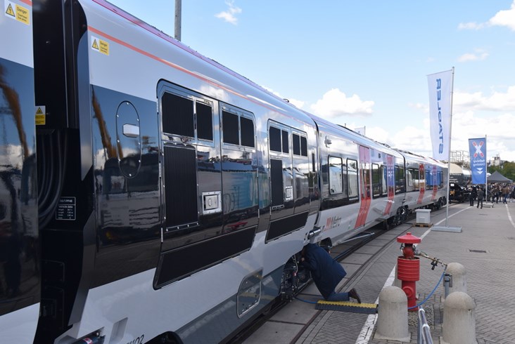 Elektryczny Flirt dla Walii z dieslowskim silnikiem i bateriami na Innotrans 2022 (zdjęcia)