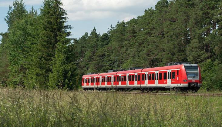 Niemcy zamieniają. Koniec obowiązku maseczek w samolotach, początek w pociągach