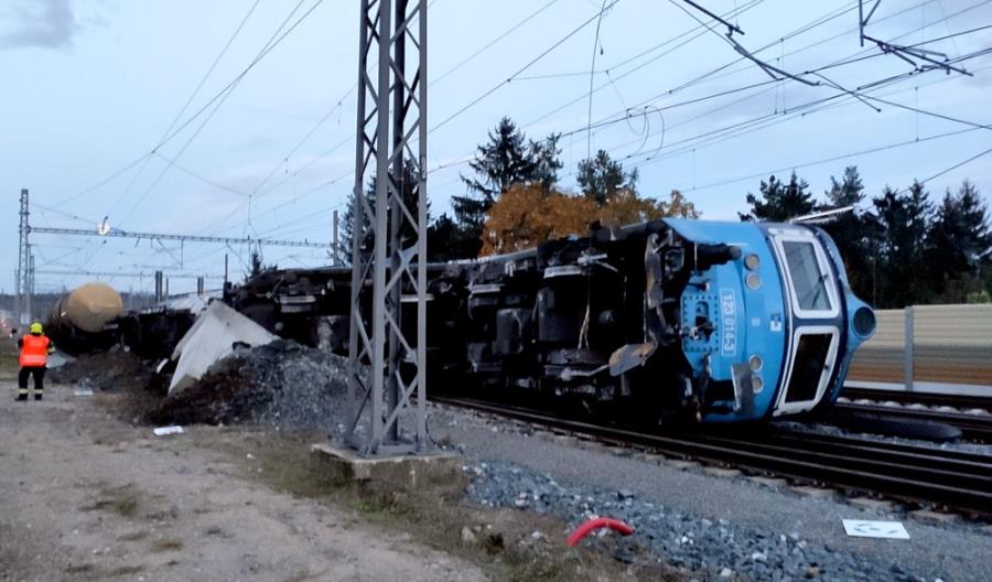Leżąca na boku lokomotywa zatrzymała ruch na najważniejszej czeskiej magistrali [zdjęcia]