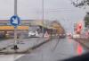 Wypadek w Holandii. Autobus zniszczony w efekcie kolizji z pociągiem [film]