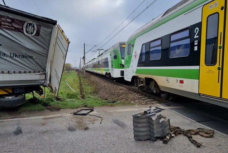 Kierowca ciężarówki wjechał pod pociąg Kolei Mazowieckich [zdjęcia]