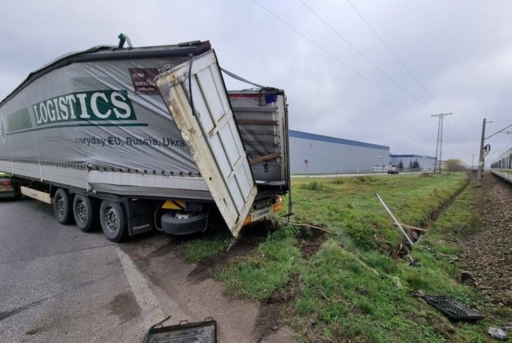Kierowca ciężarówki wjechał pod pociąg Kolei Mazowieckich [zdjęcia]
