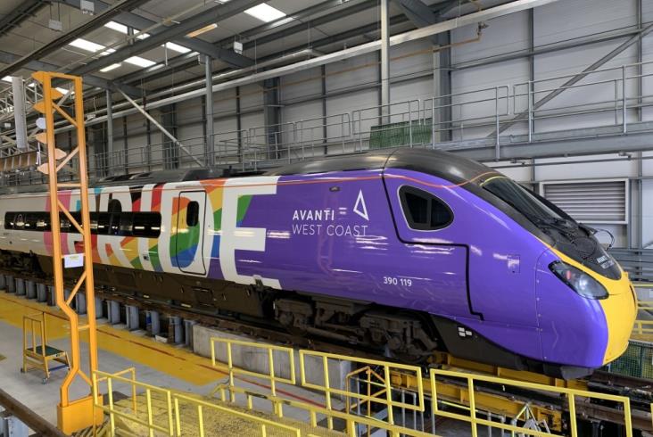 Alstom i Avanti West Coast odświeżają tęczowy pociąg Alstom i Avanti West Coast odświeżają tęczowy pociąg