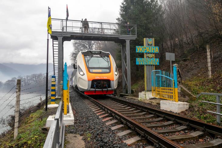Po 15 latach reaktywowano pociągi na górskiej linii z Ukrainy do Rumunii Po 15 latach reaktywowano pociągi na górskiej linii z Ukrainy do Rumunii