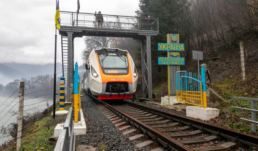 Po 15 latach reaktywowano pociągi na górskiej linii z Ukrainy do Rumunii Po 15 latach reaktywowano pociągi na górskiej linii z Ukrainy do Rumunii