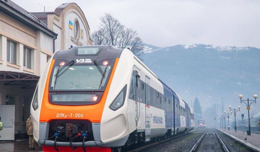 Po 15 latach reaktywowano pociągi na górskiej linii z Ukrainy do Rumunii Po 15 latach reaktywowano pociągi na górskiej linii z Ukrainy do Rumunii