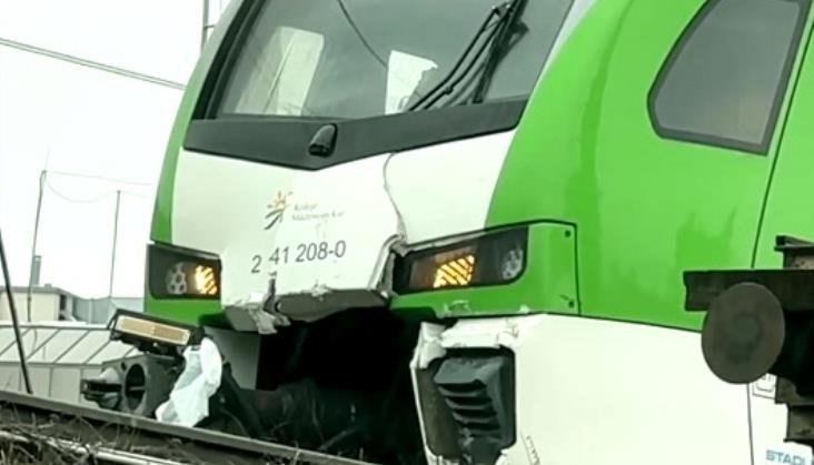 Lokomotywa PKP Intercity najechała na pociąg Kolei Mazowieckich [film]