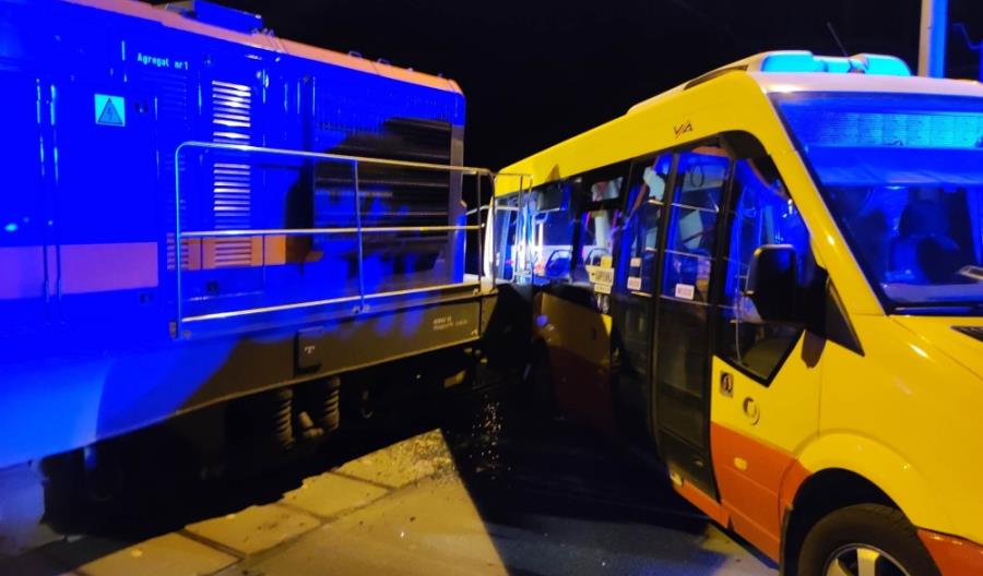 Miejski autobus wjechał pod lokomotywę PKP Intercity [zdjęcia]
