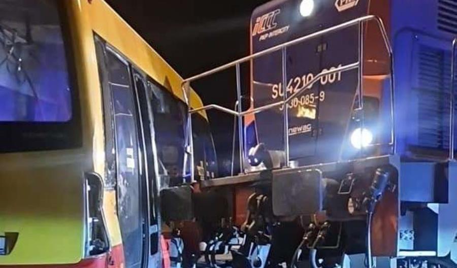 Miejski autobus wjechał pod lokomotywę PKP Intercity [zdjęcia]