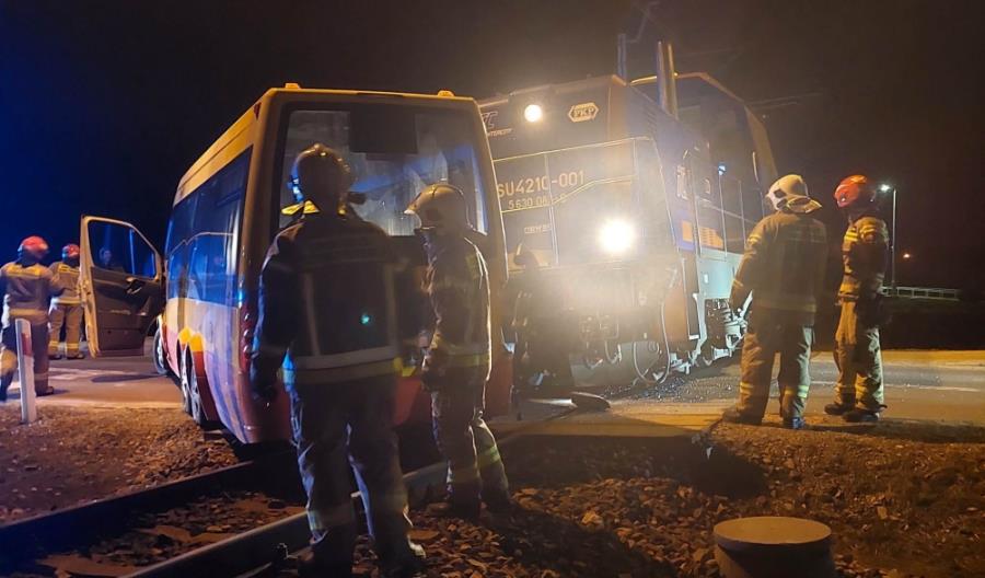 Miejski autobus wjechał pod lokomotywę PKP Intercity [zdjęcia]