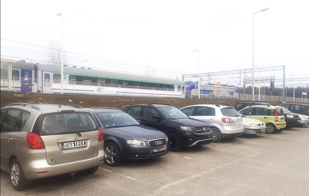 PKP PLK: Będzie blisko 1000 nowych miejsc parkingowych przy stacjach i przystankach w Łódzkiem