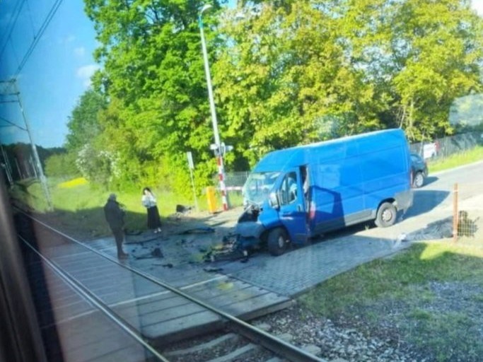 Przyłęk Duży: Bus wjechał pod lokomotywę