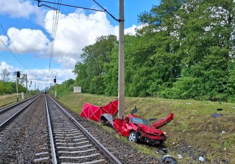 Kolejny wypadek na przejeździe na „Wiedence”. Tym razem śmiertelny