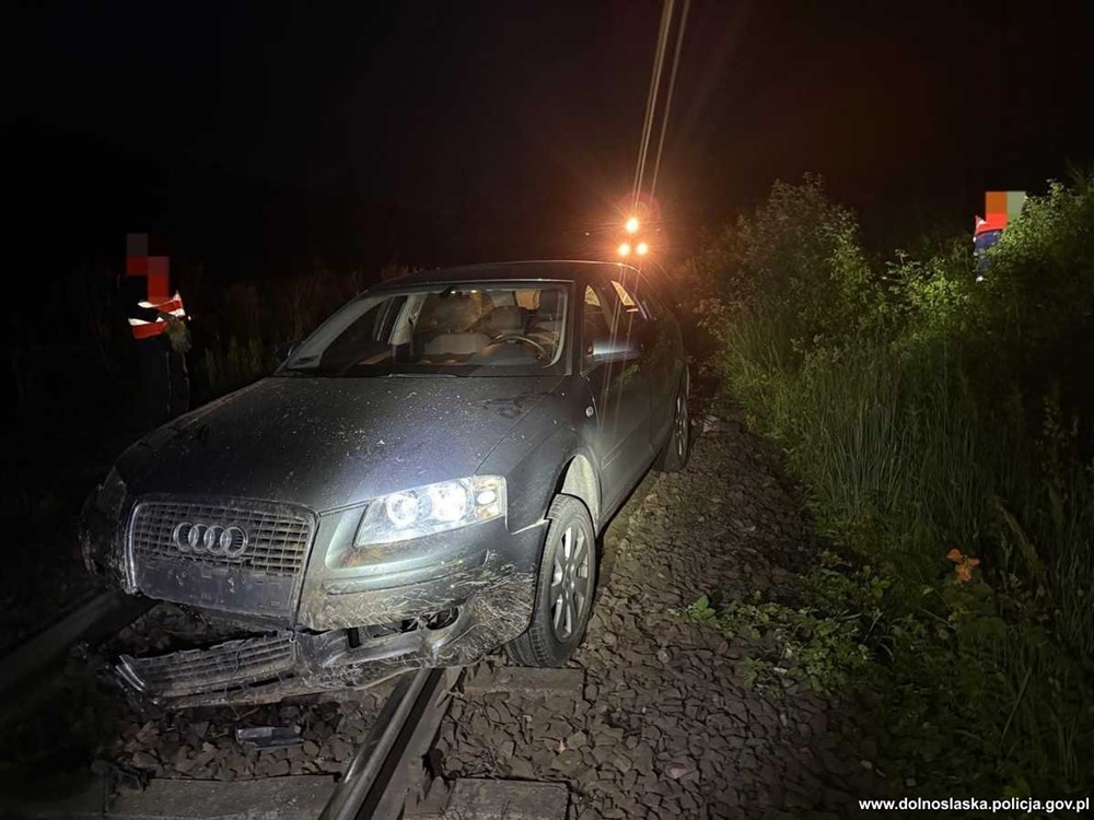 Pijany kierowca porzucił auto na torach i uciekł. Teraz ma prokuratorskie zarzuty
