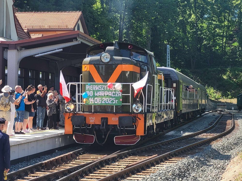 Tak wygląda zabytkowy pociąg do Karpacza z lotu ptaka [WIDEO]