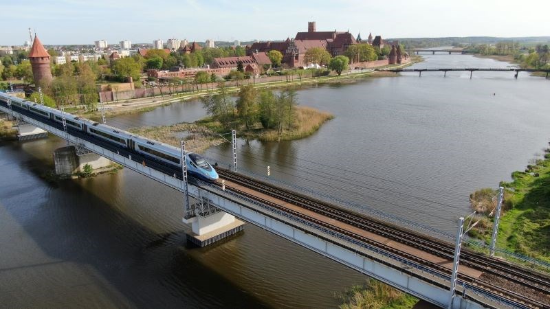 Strata PKP PLK: Było 937 mln zł, jest 334 mln