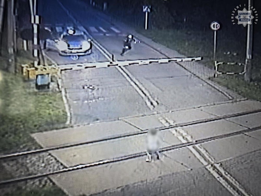 Mikołów. 6-latek bawił się na torach, policjanci uratowali mu życie [wideo]