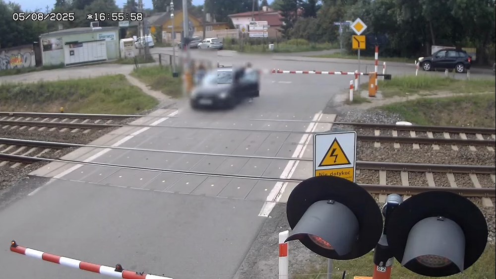Chechło Pierwsze. Nieodpowiedzialny wjazd na przejazd kolejowy za 2 tys. złotych