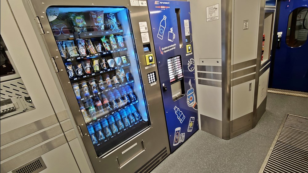 PKP Intercity i WARS: automaty w pociągach cieszą się dużą popularnością